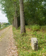 Vue d'ensemble du chemin de halage et de la borne. © Région Bourgogne-Franche-Comté, Inventaire du patrimoine