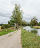 Vue d'ensemble du chemin de halage et de la borne. © Région Bourgogne-Franche-Comté, Inventaire du patrimoine