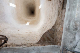 Vue du clocher en tuf depuis le niveau abritant les cloches. © Région Bourgogne-Franche-Comté, Inventaire du patrimoine