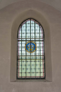 Verrière de la chapelle nord avec le monogramme AM. © Région Bourgogne-Franche-Comté, Inventaire du patrimoine