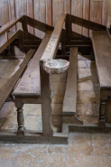 Banc de fidèle avec bénitier incrusté à l'angle. © Région Bourgogne-Franche-Comté, Inventaire du patrimoine