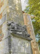 Sculpture de berger jouant de la musette ou de la cornemuse sur le contrefort de la chapelle droite. © Région Bourgogne-Franche-Comté, Inventaire du patrimoine