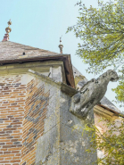 Gargouille sur un contrefort de la chapelle gauche. © Région Bourgogne-Franche-Comté, Inventaire du patrimoine