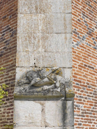Lion ailé sur un contrefort de la chapelle droite. © Région Bourgogne-Franche-Comté, Inventaire du patrimoine