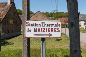 Panneau de signalisation à l'entrée du hameau de Maizières, après le pont sur l'Arroux. © Région Bourgogne-Franche-Comté, Inventaire du patrimoine