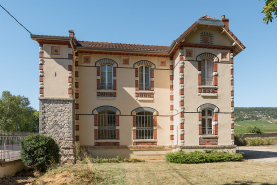 Bâtiment du forage avec logement du gardien à l'étage, façade principale. © Région Bourgogne-Franche-Comté, Inventaire du patrimoine