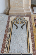 Signature au pied de la rampe sud du degré. © Région Bourgogne-Franche-Comté, Inventaire du patrimoine