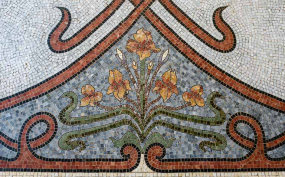 Motif du centre, détail, iris. © Région Bourgogne-Franche-Comté, Inventaire du patrimoine