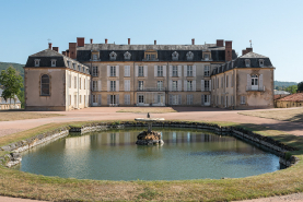 Façade sur la cour et le bassin, vue de face. © Région Bourgogne-Franche-Comté, Inventaire du patrimoine