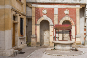 Galerie maison puits bas-relief © Région Bourgogne-Franche-Comté, Inventaire du patrimoine