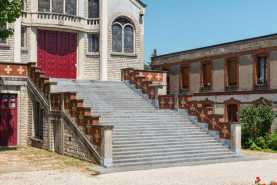 Église parvis escalier © Région Bourgogne-Franche-Comté, Inventaire du patrimoine