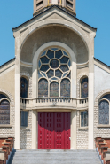 Église parvis escalier baie verrière © Région Bourgogne-Franche-Comté, Inventaire du patrimoine