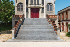 Église escalier garde-corps baie verrière © Région Bourgogne-Franche-Comté, Inventaire du patrimoine