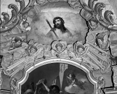 Retable du maître-autel : détail du couronnement. © Région Bourgogne-Franche-Comté, Inventaire du Patrimoine