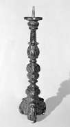 Vue d'un chandelier : pied vu de face. © Région Bourgogne-Franche-Comté, Inventaire du patrimoine