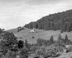 Vue de la ferme à proximité de la chapelle de Cornabey. © Région Bourgogne-Franche-Comté, Inventaire du patrimoine