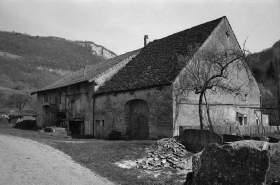Façades antérieure et latérale droite en 1974. © Région Bourgogne-Franche-Comté, Inventaire du patrimoine