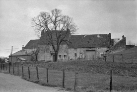 Ferme, fin 18e siècle : vue depuis le chemin © Région Bourgogne-Franche-Comté, Inventaire du patrimoine