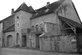 Maison, XVIIe ou XVIIIe siècle : vue depuis la rue. © Région Bourgogne-Franche-Comté, Inventaire du patrimoine