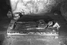 Vue de la dalle avec gisant. © Région Bourgogne-Franche-Comté, Inventaire du patrimoine