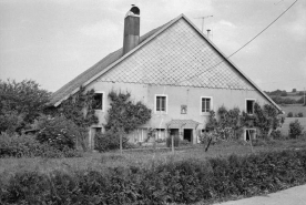 Ferme située route de Villeneuve, cadastrée 1961 AB 14-15 : façade antérieure.  La ferme a brûlé après 1975. © Région Bourgogne-Franche-Comté, Inventaire du patrimoine