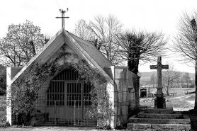 Façade antérieure et croix monumentale. © Région Bourgogne-Franche-Comté, Inventaire du patrimoine