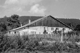 Ferme cadastrée 1972 ZM 112a-113a, située chemin de la Croix des Tolles : façade antérieure. © Région Bourgogne-Franche-Comté, Inventaire du patrimoine