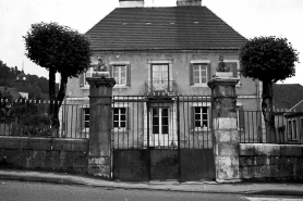 Façade antérieure et portail d'entrée. © Région Bourgogne-Franche-Comté, Inventaire du patrimoine