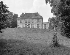 Façade latérale gauche donnant sur le terrain en pente. © Région Bourgogne-Franche-Comté, Inventaire du patrimoine