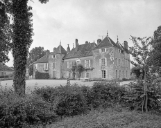 Vue de trois-quarts droit depuis le parc. © Région Bourgogne-Franche-Comté, Inventaire du patrimoine