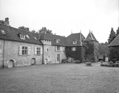 Vue depuis la cour. © Région Bourgogne-Franche-Comté, Inventaire du patrimoine