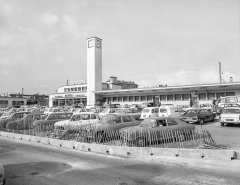 Façade antérieure : partie gauche avec la tour d'horloge. © Région Bourgogne-Franche-Comté, Inventaire du patrimoine