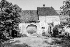 Façade antérieure en 1975. © Région Bourgogne-Franche-Comté, Inventaire du patrimoine