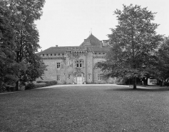 Château fort : façade vue depuis le parc. © Région Bourgogne-Franche-Comté, Inventaire du patrimoine