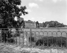 Façade postérieure. Vue éloignée depuis la route. © Région Bourgogne-Franche-Comté, Inventaire du patrimoine