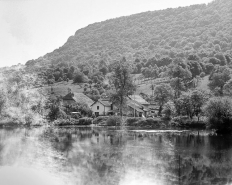 Maisons au bord du Doubs. © Région Bourgogne-Franche-Comté, Inventaire du patrimoine