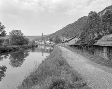Chemin de halage et usine de papeterie au fond. © Région Bourgogne-Franche-Comté, Inventaire du patrimoine