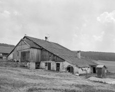 Ferme située au lieu-dit Le Bas de la Motte, cadastrée A2 123, 126, 127 : façade postérieure. © Région Bourgogne-Franche-Comté, Inventaire du patrimoine