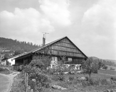 Ferme située au lieu-dit Les Jeanjacquots, cadastrée ZB 24 : façades antérieure et latérale gauche. © Région Bourgogne-Franche-Comté, Inventaire du patrimoine
