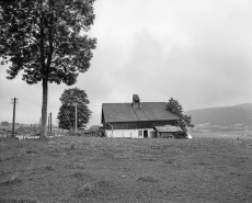 Ferme située au lieu-dit Chinard : façade latérale droite et site. © Région Bourgogne-Franche-Comté, Inventaire du patrimoine
