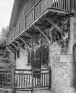 Détail : balçon de la façade antérieure. © Région Bourgogne-Franche-Comté, Inventaire du patrimoine