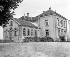 Façade antérieure, vue de trois quarts. © Région Bourgogne-Franche-Comté, Inventaire du patrimoine