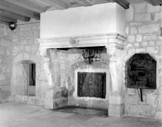 Intérieur : cheminée à manteau, le couvrement repose sur deux piedroits. © Région Bourgogne-Franche-Comté, Inventaire du patrimoine