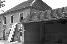 Façade antérieure vue de trois quarts droit. © Région Bourgogne-Franche-Comté, Inventaire du patrimoine