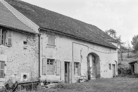 Ferme cadastrée C1 30 : façade antérieure vue de trois quarts gauche. © Région Bourgogne-Franche-Comté, Inventaire du patrimoine