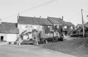 Vue depuis la rue avec la fontaine. © Région Bourgogne-Franche-Comté, Inventaire du patrimoine