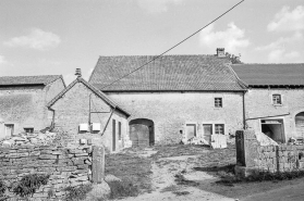 Ferme cadastrée B3 272 : façade antérieure et mur d'enclos. © Région Bourgogne-Franche-Comté, Inventaire du patrimoine