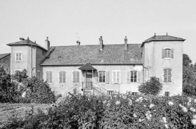 Façade antérieure et jardin. © Région Bourgogne-Franche-Comté, Inventaire du patrimoine