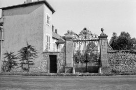 Portail d'entrée sur la cour et façade antérieure. © Région Bourgogne-Franche-Comté, Inventaire du patrimoine