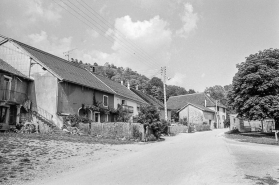 Fermes situées au lieudit Sous les Barres. © Région Bourgogne-Franche-Comté, Inventaire du patrimoine
